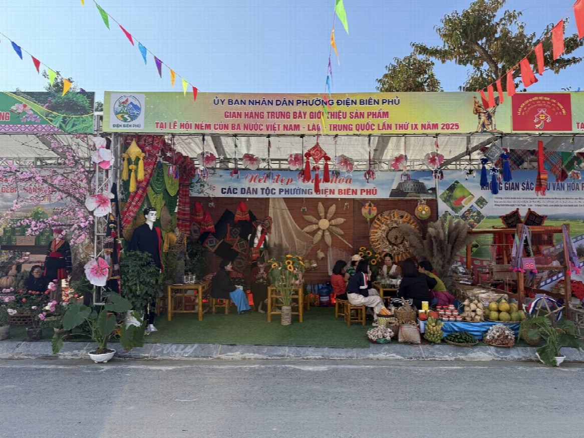 GIAN HÀNG TRƯNG BÀY GIỚI THIỆU SẢN PHẨM CỦA PHƯỜNG ĐIỆN BIÊN PHỦ TẠI KHU CHỢ MƯỜNG THANH, PHƯỜNG ĐIỆN BIÊN PHỦ TỈNH ĐIỆN BIÊN